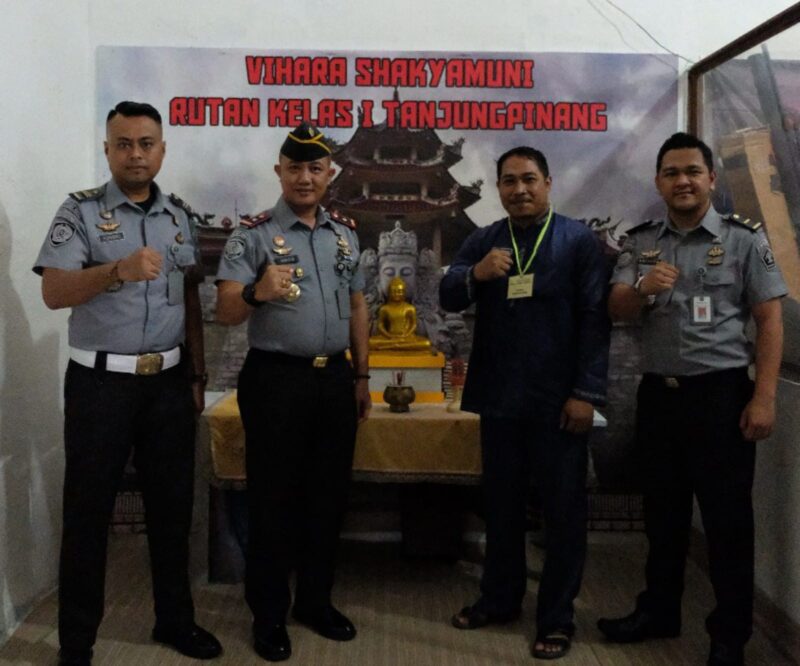Karutan Kelas I Tanjungpinang Yan Patmos Purba, didampingi kasi bimas budha kemenag kota Tanjungpinang dan majelis agama budba Theravada kota tanjung pinang (magabudhi ) yang diwakilkan oleh bapak eko hendriyanto tinjau kondisi Vihara di Rutan Kelas 1 Tanjungpinang, Senin (23/9/2024). Matapedia6.com/Dok Rutan