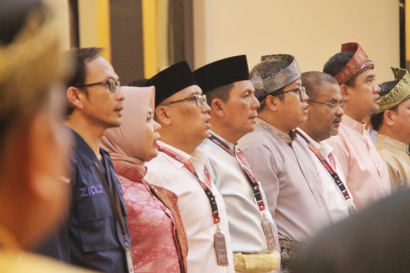 Pasangan Cagub-Cawagub Kepri nomor urut 1 Ansar Ahmad - Nyanyang Haris Pratamura saat menghadiri Deklarasi Pemilukada Damai di Hotel Aston, Tanjung Pinang, Selasa (24/9/2024). Matapedia6.com/Agus