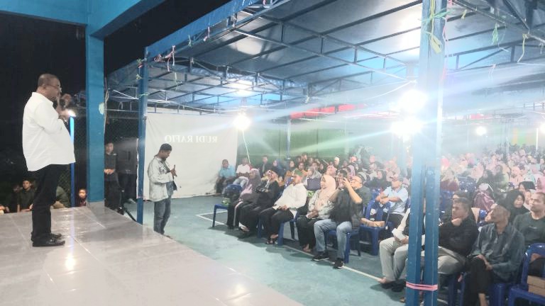 Calon wakil gubernur Kepri Aunur Rafiq saat silaturahmi dengan ribuan warga perumahan Air Raja Tanjungpinang, Selasa (24/9/2024). Matapedia6.com/Istimewa
