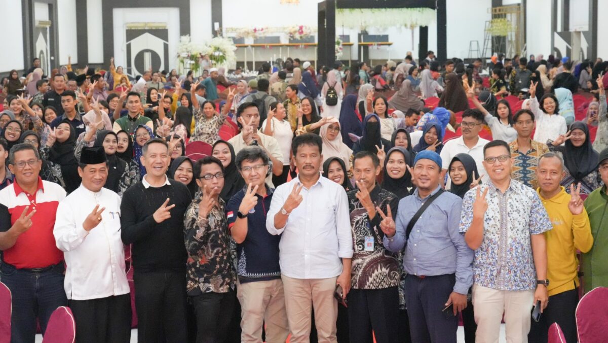 Calon gubernur Kepri Muhammad Rudi nomor urut 2 bersama warga, Kamis (26/9/2024). Foto:Ist
