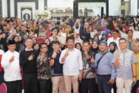 Calon gubernur Kepri Muhammad Rudi nomor urut 2 bersama warga, Kamis (26/9/2024). Foto:Ist