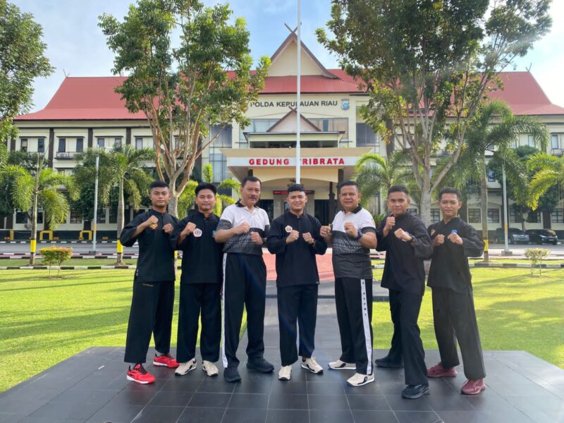 Tiga personel Polda Kepri Raih medali perunggu di turnamen Pencak Silat Kapolri Cup 2 Tahun 2024 kategori dewasa TNI/Polri Kapolri Cup 2 yang digelar pada tanggal 19-22 September 2024 di GOR Ciracas, Jakarta Timur, Rabu (27/9/24). Matapedia6.com/ Dok Humas Polda