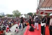 Ribuan warga senam sehat di acara penutupan hari jadi Kepri, Minggu (29/9). Foto:Ist