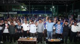 Rudi bersama warga Batu Aji, Sabtu (28/9) malam. Foto:DN/matapedia