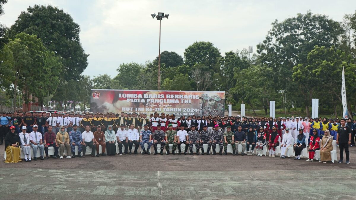 Kodim 0316 Batam Gelar Lomba Gerak Jalan Tingkat SMA dalam rangka memperingati HUT TNI ke-79, di Lapangan Temenggung Abdul Jamal, Minggu (29/2024). Matapedia6.com/Dok Humas Kodim 0316