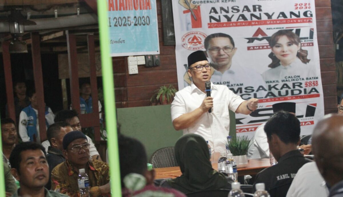 Ratusan masyarakat dari beberapa kelurahan di Kecamatan Nongsa hadiri kegiatan kampanye terbatas Calon Wakil Gubernur Kepri Nyanyang Haris Pratamura di Teluk Lengung Kabil, Minggu (29/9/2024). Matapedia6.com/Dok Agus