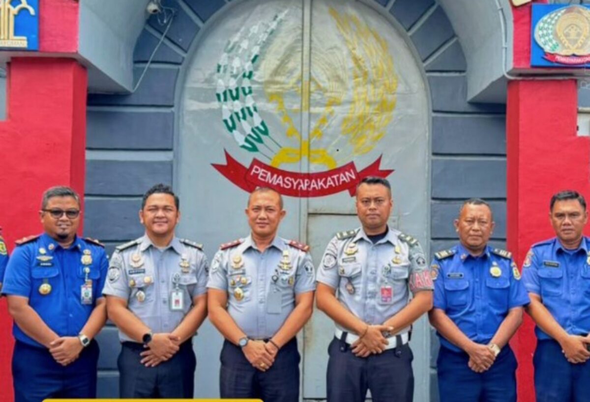 Kepala Rutan Kelas I Tanjungpinang Yan Patmos tengah bersama petugas Damkar, Senin (30/9/2024). Foto:Dok/Ist-matapedia