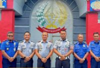 Kepala Rutan Kelas I Tanjungpinang Yan Patmos tengah bersama petugas Damkar, Senin (30/9/2024). Foto:Dok/Ist-matapedia