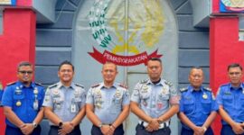 Kepala Rutan Kelas I Tanjungpinang Yan Patmos tengah bersama petugas Damkar, Senin (30/9/2024). Foto:Dok/Ist-matapedia