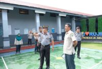 Karutan Kelas I Tanjungpinang Yan Patmos menunjukkan jalur evakuasi, Senin (30/9). Foto:Dok/Ist
