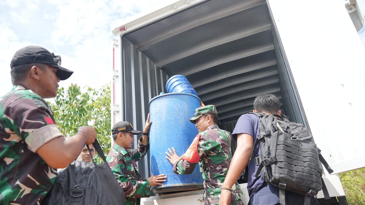 Warga yang pindah ke hunian sementara dibantu petugas. Foto:Dok/Humas BP Batam