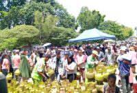 Warga antre saat beli gas elpiji di operasi pasar wilayah Batu Aji, Rabu (18/9). Foto:Zalfi/matapedia