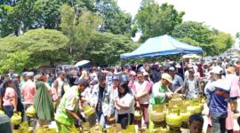Warga antre saat beli gas elpiji di operasi pasar wilayah Batu Aji, Rabu (18/9). Foto:Zalfi/matapedia