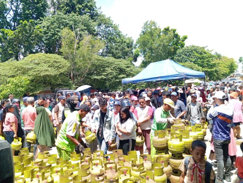 Warga antre saat beli gas elpiji di operasi pasar wilayah Batu Aji, Rabu (18/9). Foto:Zalfi/matapedia