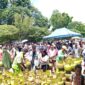 Warga antre saat beli gas elpiji di operasi pasar wilayah Batu Aji, Rabu (18/9). Foto:Zalfi/matapedia