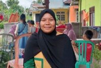 Rini Mahyuni kakak Nia Kurnia Sari memberikan komentar di rumah dukua beberapa waktu lalu. Matapedia6.com/ Istimewa