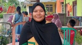 Rini Mahyuni kakak Nia Kurnia Sari memberikan komentar di rumah dukua beberapa waktu lalu. Matapedia6.com/ Istimewa