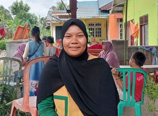 Rini Mahyuni kakak Nia Kurnia Sari memberikan komentar di rumah dukua beberapa waktu lalu. Matapedia6.com/ Istimewa