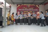 Kepala Rutan kelas IIA Batam yang baru Fazar Teguh Wibowo memberikan kenang kenangan kepada pejabat Rutan yang lama usau acara serah terima Jabatan di Rutan kelas IIA Batam, Senin (2/9/2024).Matapedia6.com/Luci