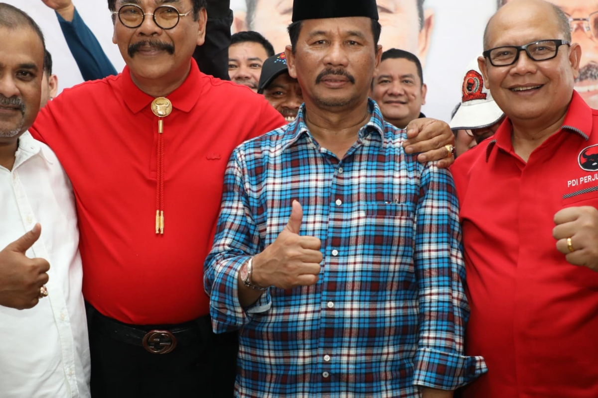 Rudi-Anur saat bersama tim pemenagan. Foto:Ist