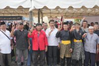 Warga Anambas bersama Cagub Kepri Muhammad Rudi beberapa waktu lalu.Foto:Ist