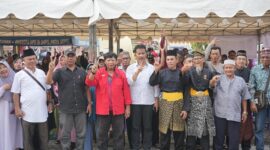 Warga Anambas bersama Cagub Kepri Muhammad Rudi beberapa waktu lalu.Foto:Ist