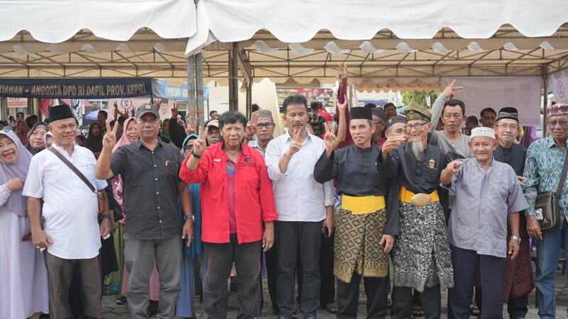 Warga Anambas bersama Cagub Kepri Muhammad Rudi beberapa waktu lalu.Foto:Ist