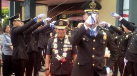 Samuel Toba berjalan di atas karpet merah menuju mobil, Jumat (25/10). Foto:Ramadan