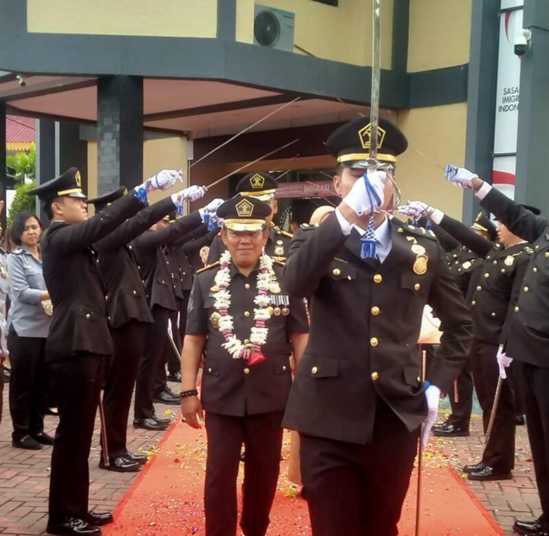 Samuel Toba berjalan di atas karpet merah menuju mobil, Jumat (25/10). Foto:Ramadan