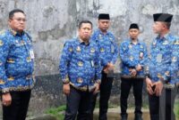Karutan Yan Patmos pakai peci bersama Kanwil Kemenkumham Kepri, Senin (28/10). Foto:Dok/Istimewa