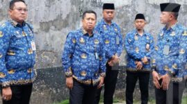 Karutan Yan Patmos pakai peci bersama Kanwil Kemenkumham Kepri, Senin (28/10). Foto:Dok/Istimewa