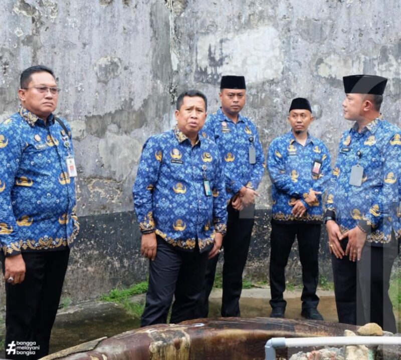 Karutan Yan Patmos pakai peci bersama Kanwil Kemenkumham Kepri, Senin (28/10). Foto:Dok/Istimewa