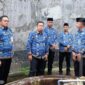 Karutan Yan Patmos pakai peci bersama Kanwil Kemenkumham Kepri, Senin (28/10). Foto:Dok/Istimewa