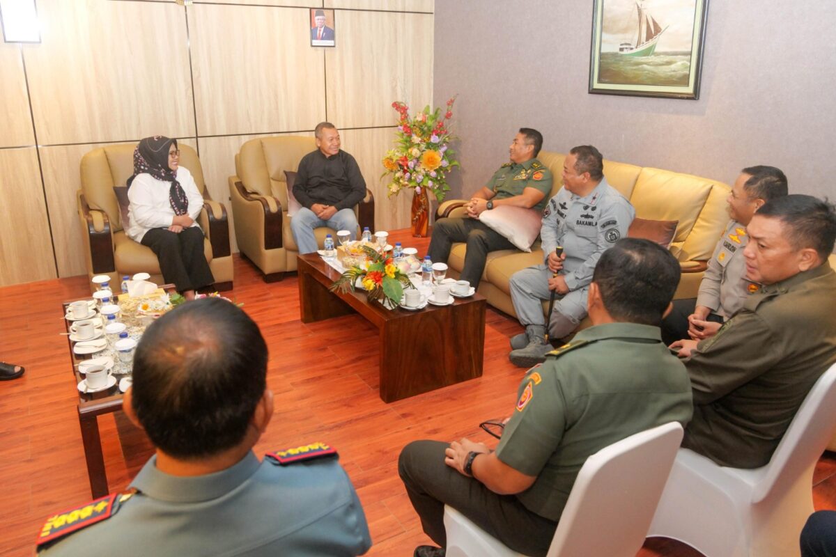 Plt Gubernur Kepri Marlin Agustina tengah di ruang VIP Bandara Hang Nadim, Selasa (1/10). Foto:Ist