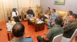 Plt Gubernur Kepri Marlin Agustina tengah di ruang VIP Bandara Hang Nadim, Selasa (1/10). Foto:Ist