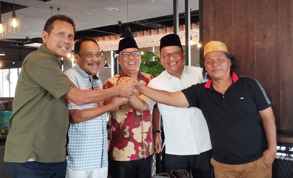Wakil Ketua Umum DPP Partai Amanat Nasional Asman Abnur foto bersama calon wakil Gubernur Kepri Nyanyang Haris Pratamura, Rabu (2/10/2024). Matapedia6.com/ Dok Agus