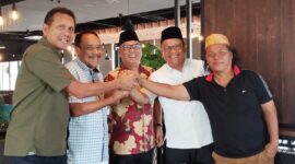 Wakil Ketua Umum DPP Partai Amanat Nasional Asman Abnur foto bersama calon wakil Gubernur Kepri Nyanyang Haris Pratamura, Rabu (2/10/2024). Matapedia6.com/ Dok Agus