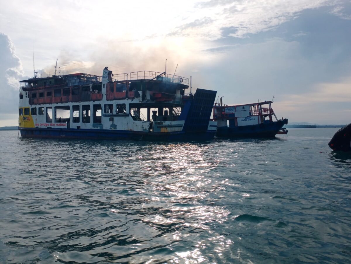 Kapal Roro yang hangus terbakar pada Rabu (2/10). Foto:Basarnas