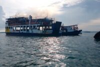 Kapal Roro yang hangus terbakar pada Rabu (2/10). Foto:Basarnas