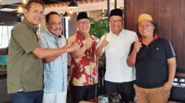 Mantan wali Kota Batam periode 2006-2016 Ahmad Dahlan foto bersama Nyanyang Haris Pratamura. Matapedia6.com/Dok Agus