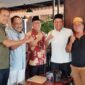 Mantan wali Kota Batam periode 2006-2016 Ahmad Dahlan foto bersama Nyanyang Haris Pratamura. Matapedia6.com/Dok Agus