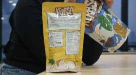 Pembuatan label Nutrition Fact pada kemasan produk UMKM yang berasal dari program Nutrition Fact yang dilaksanakan secara serentak di seluruh wilayah Rumah BUMN Telkom sejak Maret 2024. Foto:Telkom