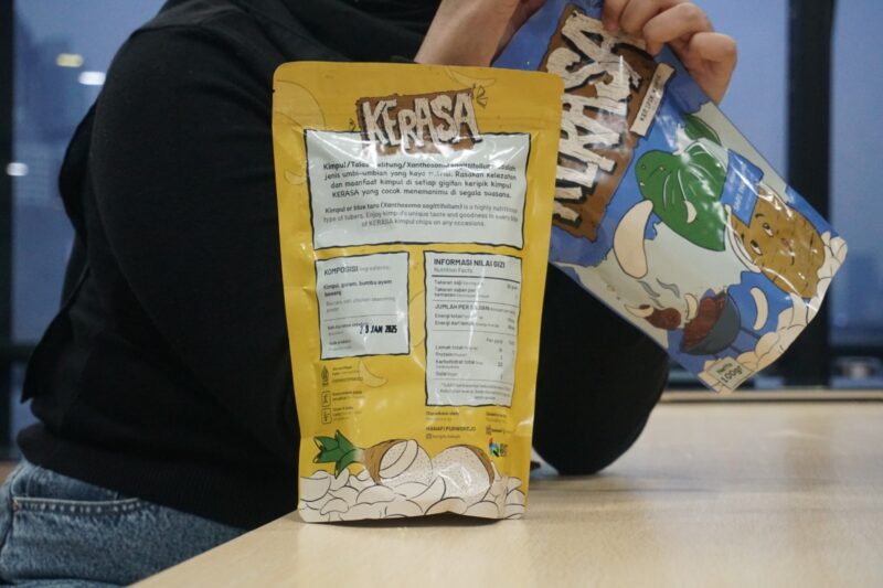 Pembuatan label Nutrition Fact pada kemasan produk UMKM yang berasal dari program Nutrition Fact yang dilaksanakan secara serentak di seluruh wilayah Rumah BUMN Telkom sejak Maret 2024. Foto:Telkom