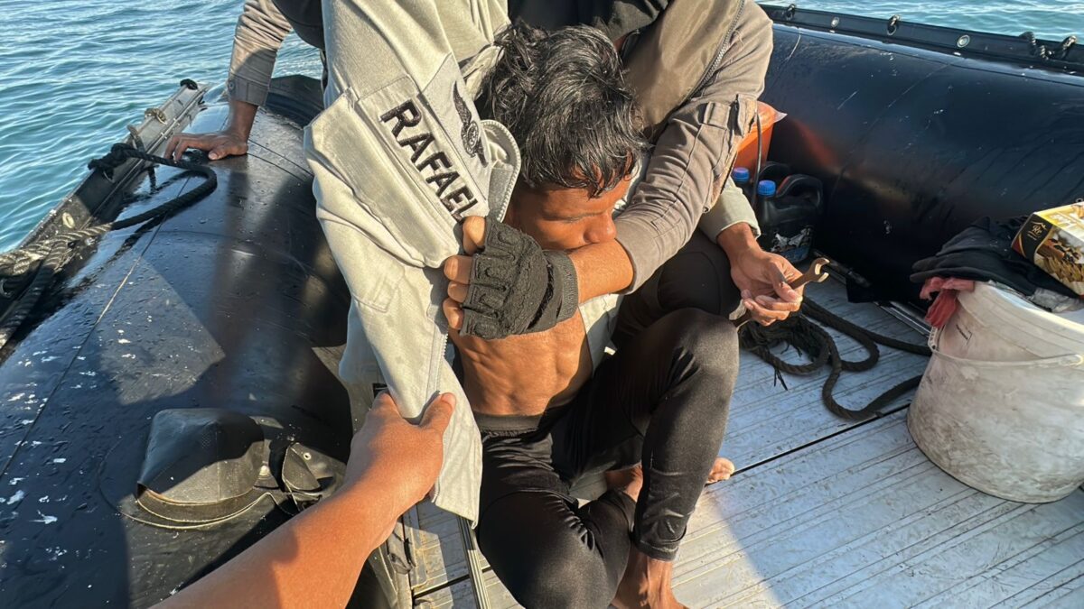 Tim dari KN Tanjung Datu 301 saat melakukan penjemputan nelayan dari kapal Horizon 9 dan menarik kapal nelayan yang tenggelam. Matapedia6.com/Dok KN Tanjung Datu 301