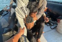 Tim dari KN Tanjung Datu 301 saat melakukan penjemputan nelayan dari kapal Horizon 9 dan menarik kapal nelayan yang tenggelam. Matapedia6.com/Dok KN Tanjung Datu 301