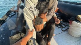 Tim dari KN Tanjung Datu 301 saat melakukan penjemputan nelayan dari kapal Horizon 9 dan menarik kapal nelayan yang tenggelam. Matapedia6.com/Dok KN Tanjung Datu 301