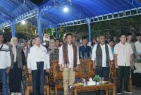 Rudi bersama warga Sekupang. Foto:Ist