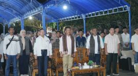 Rudi bersama warga Sekupang. Foto:Ist