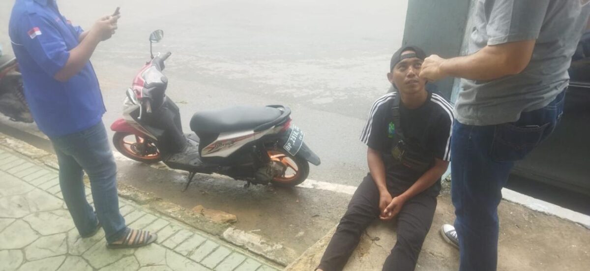 Pelaku pencurian sepeda motor temannya sendiri saat dimintai keterangan oleh anggota Polsek Batam kota. Matapedia6.com/Dok Polsek
