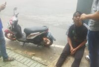 Pelaku pencurian sepeda motor temannya sendiri saat dimintai keterangan oleh anggota Polsek Batam kota. Matapedia6.com/Dok Polsek